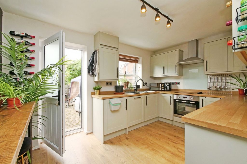 Property photo 3 of 10 Kitchen