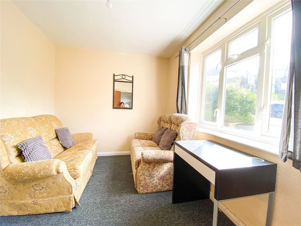 Property photo 3 of 11 Living Room