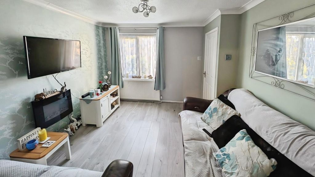 Property photo 2 of 13 49 Elizabeth Crescent Lounge A.Jpg