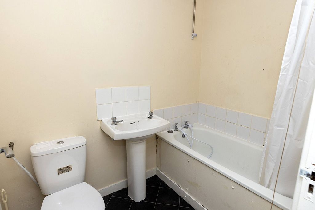 Property photo 2 of 8 Picture No. 17