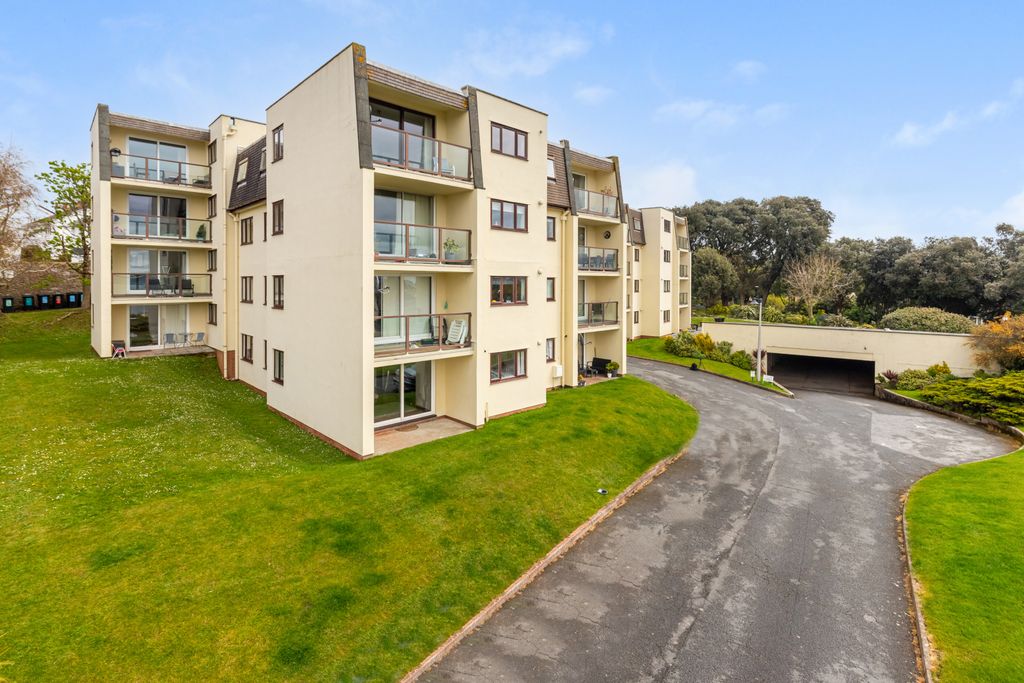 Property photo 1 of 17 Well-Presented Ground-Floor Flat With Stunning Sea Views
