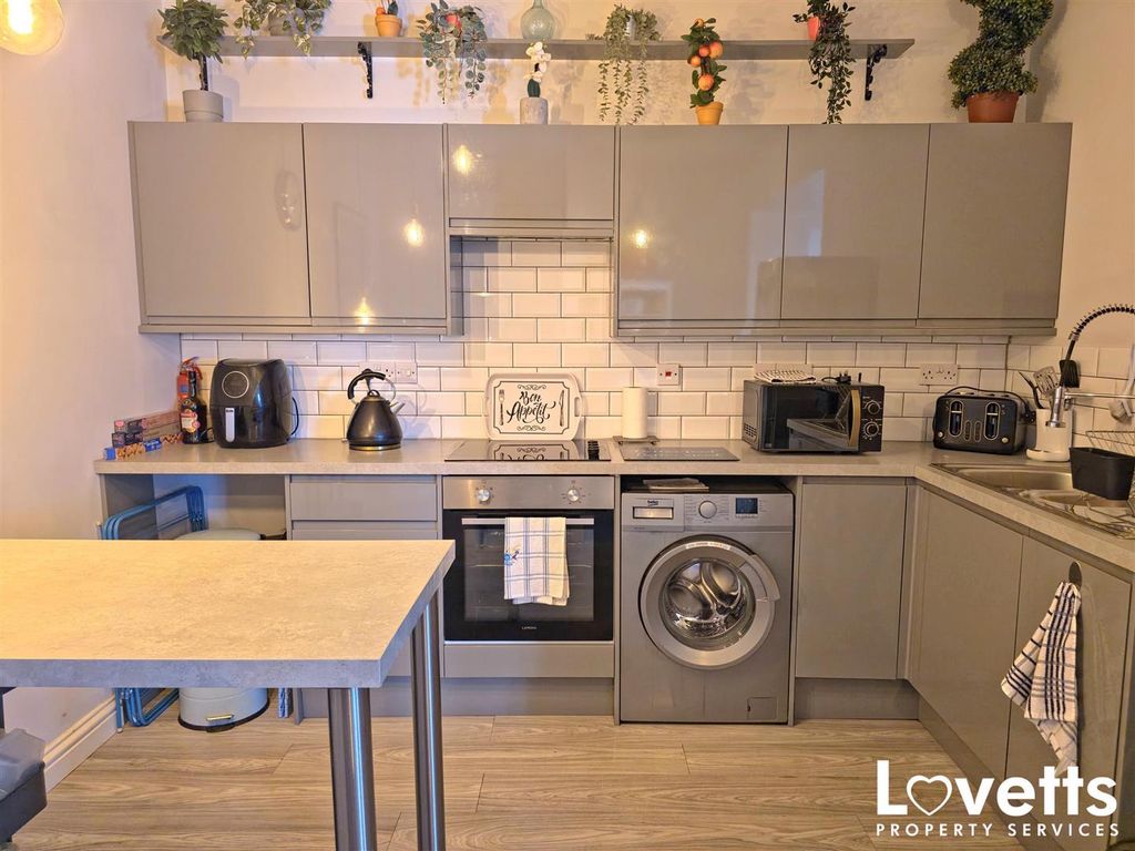Property photo 3 of 8 Kitchen