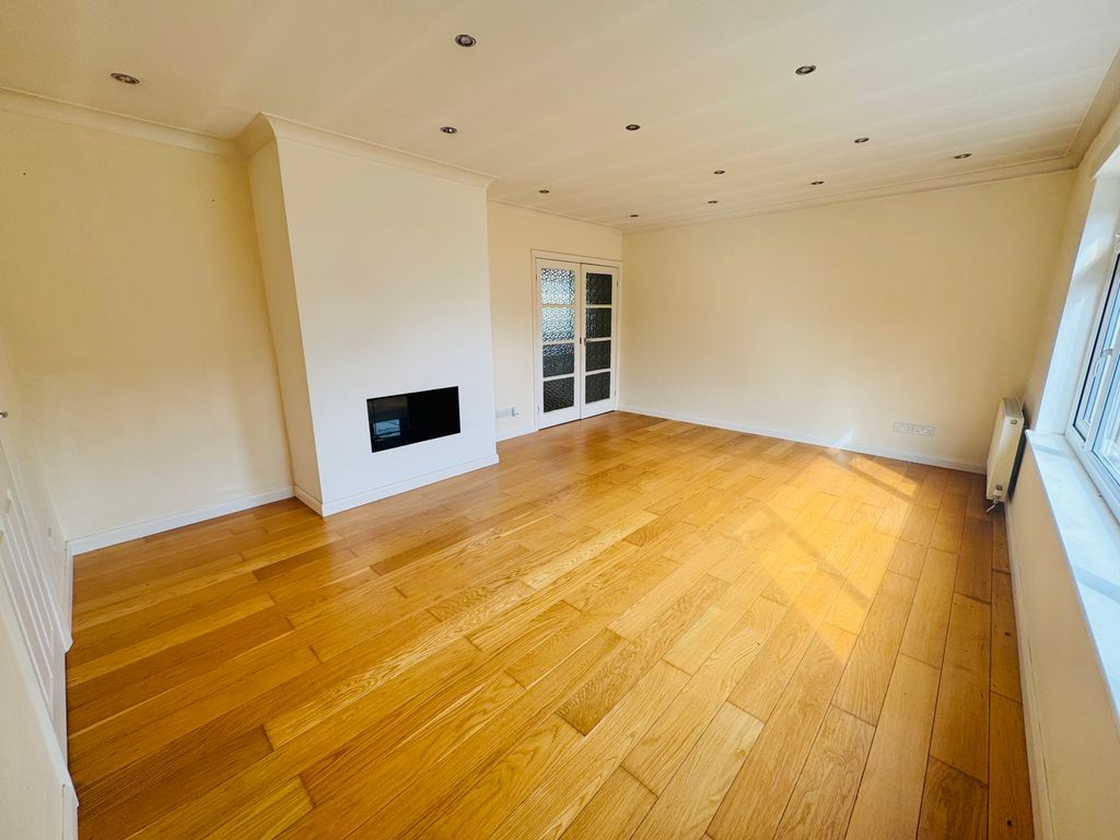 Property photo 2 of 11 Living Room