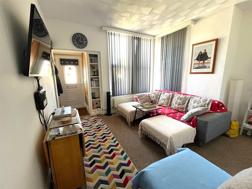 Property photo 2 of 11 4208 Lounge Alt..Jpg