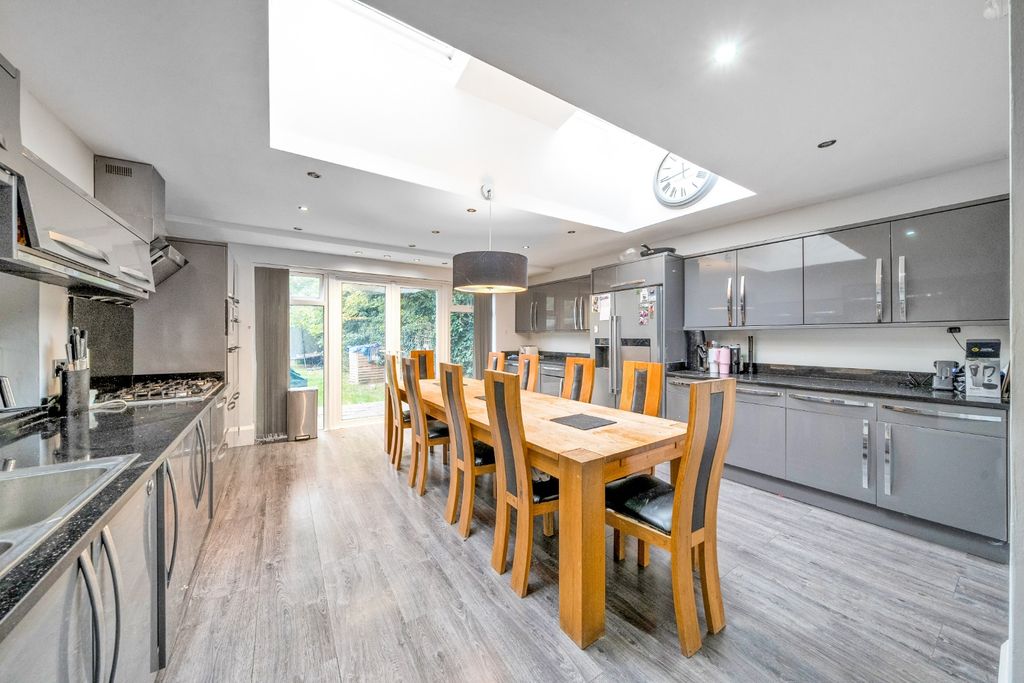 Property photo 2 of 17 4464734