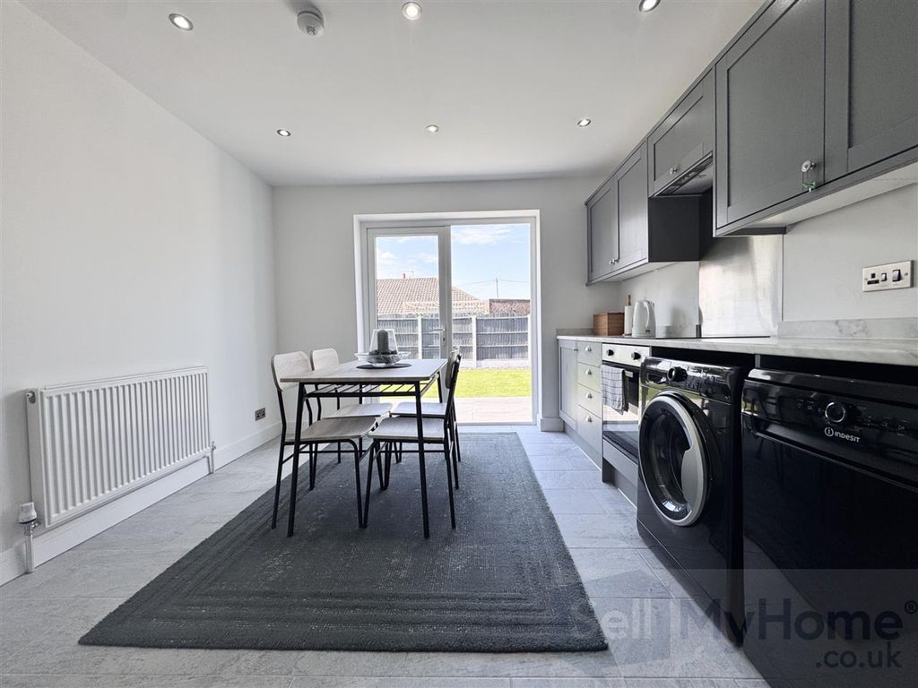 Property photo 3 of 17 Kitchen