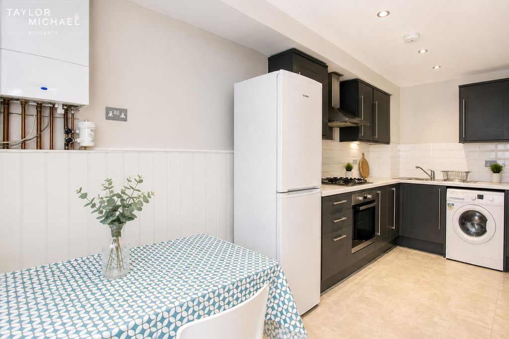 Property photo 3 of 14 Dining / Kitchen