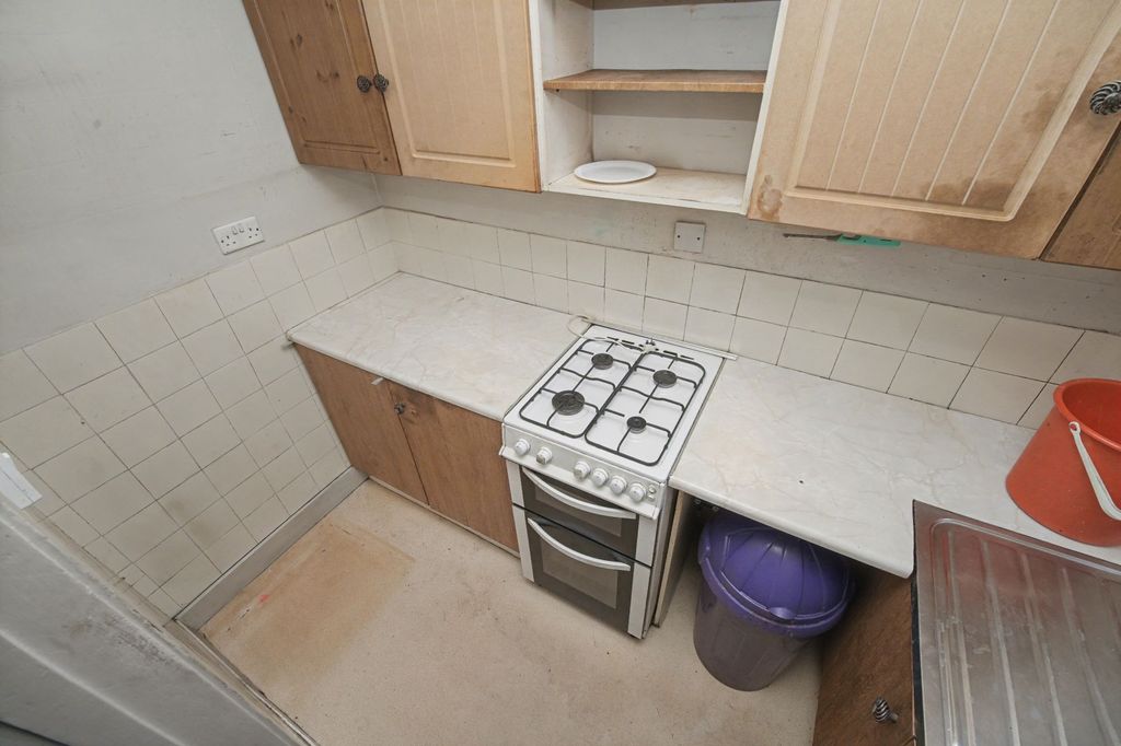 Property photo 3 of 21 22 / 24 Holly Bush Lane, Hampton, Tw12 2Qs