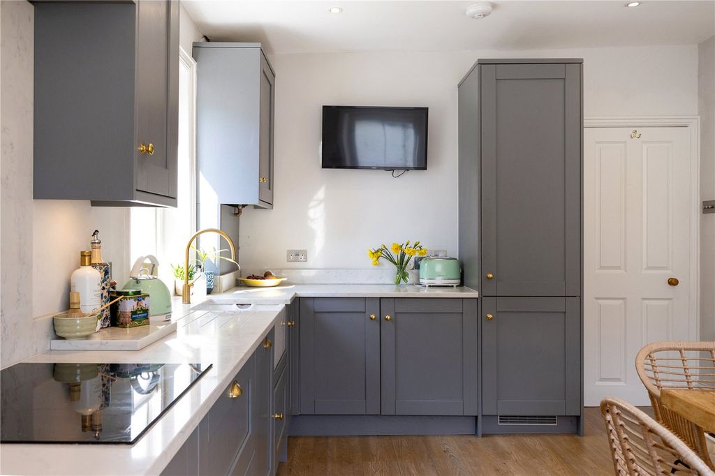 Property photo 3 of 14 Kitchen