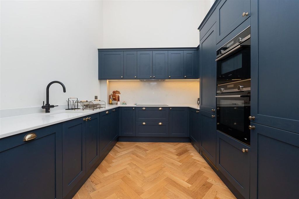 Property photo 2 of 38 Flat-2-5-School-Close-Bs6-7Eb-24.Jpg