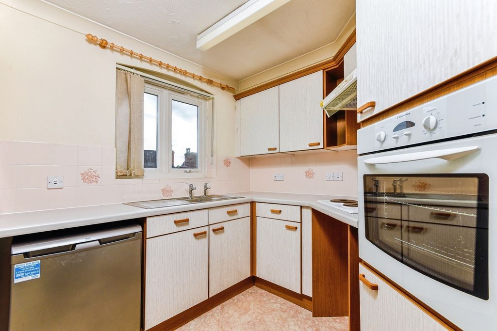 Property photo 3 of 12 Kitchen