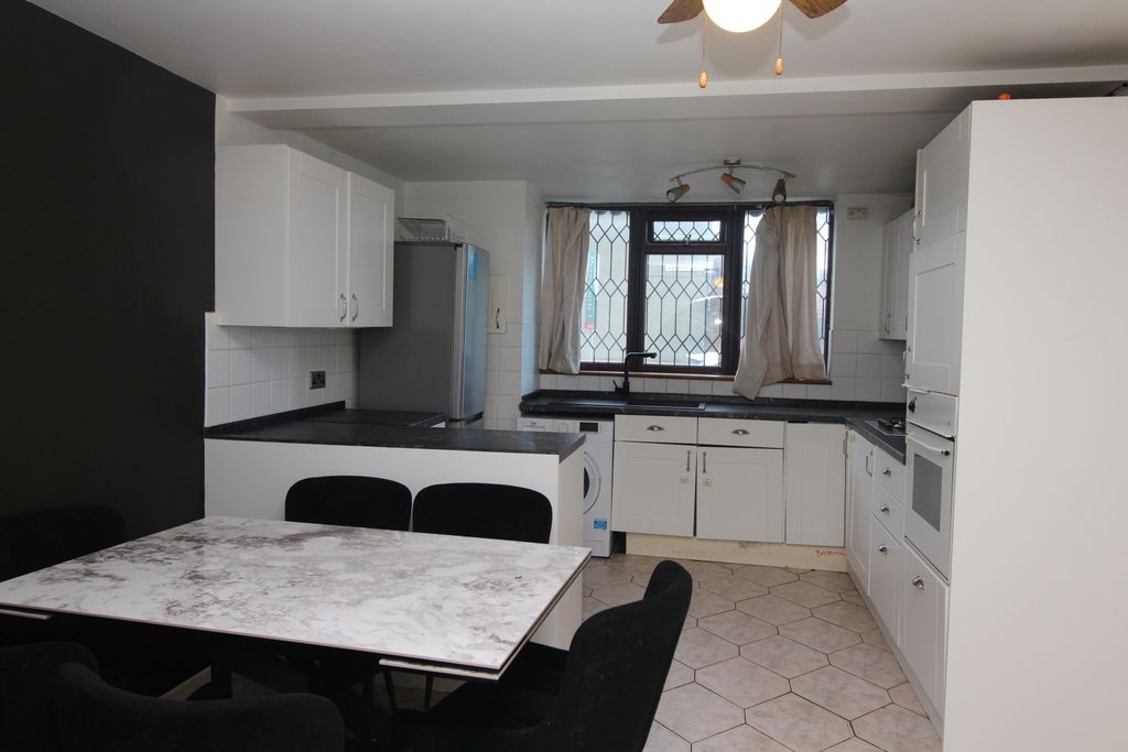 Property photo 3 of 8 Kitchen Diner