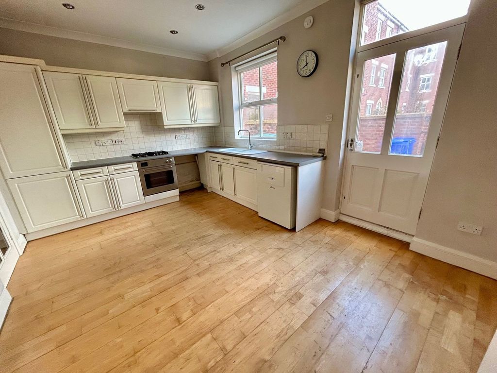 Property photo 3 of 15 Dining Kitchen