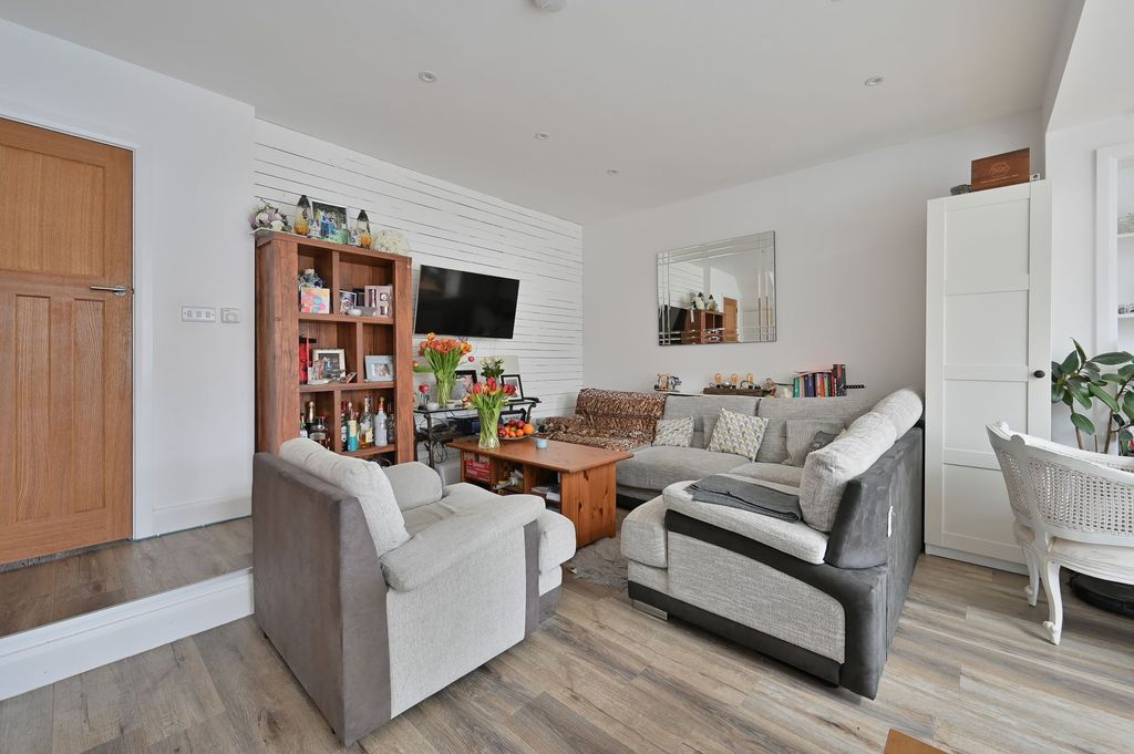 Property photo 3 of 27