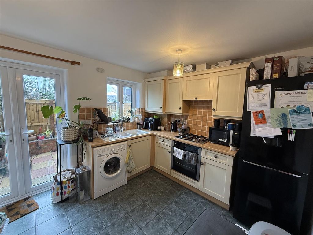 Property photo 3 of 11 Kitchen