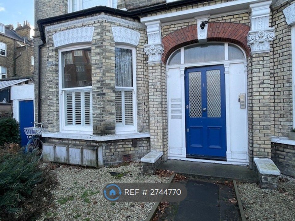 Property photo 2 of 11 Flat Entrance