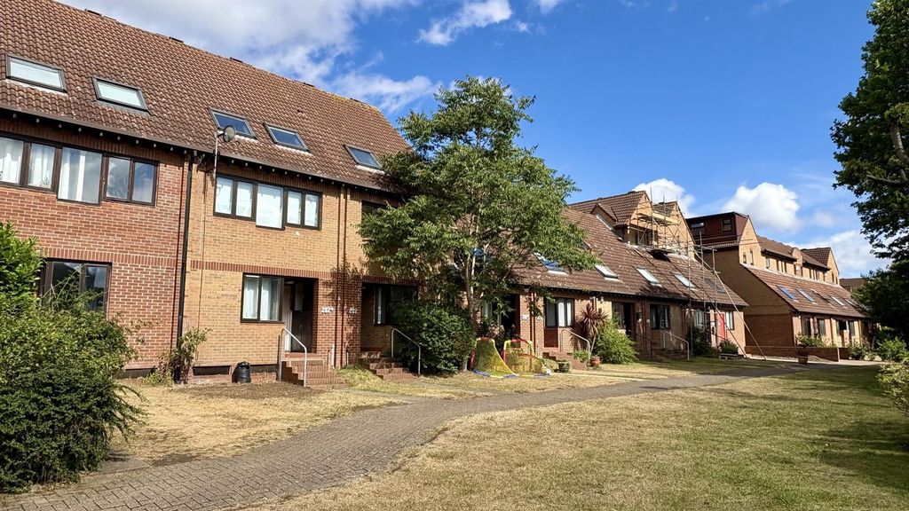 Property photo 1 of 18 Manchester Rd, E14 (Massive House) For Sale By Bar