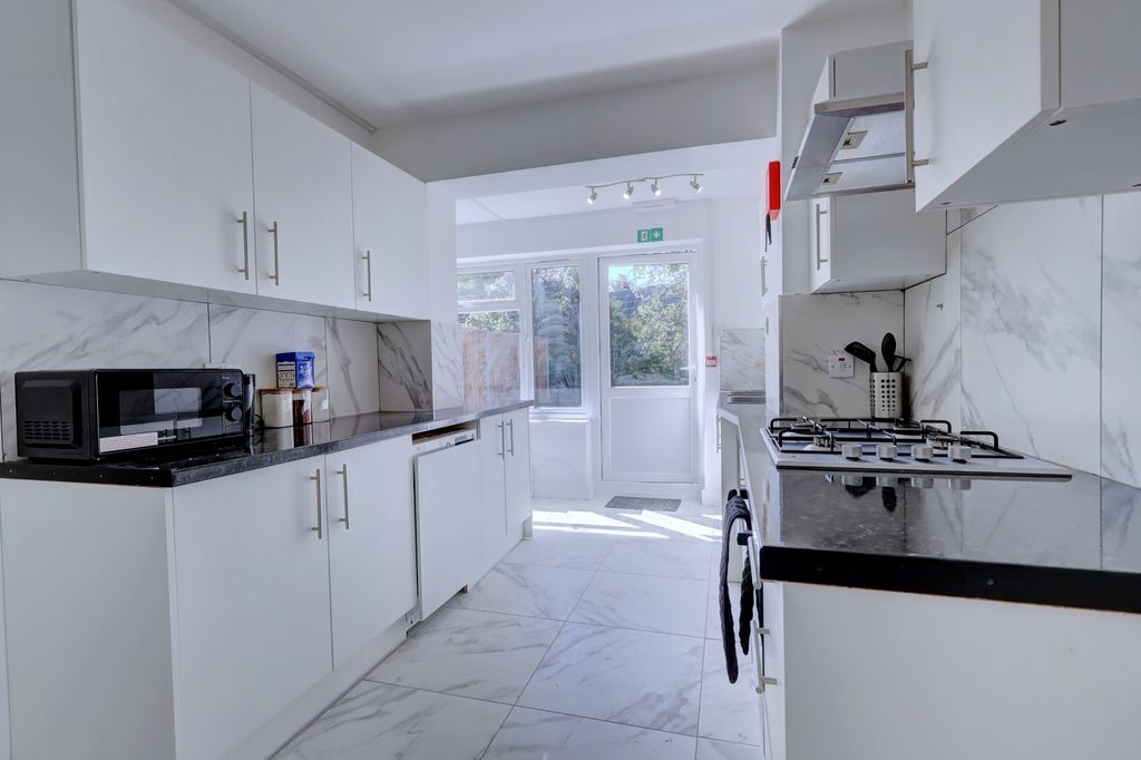 Property photo 3 of 11 Picture No. 06
