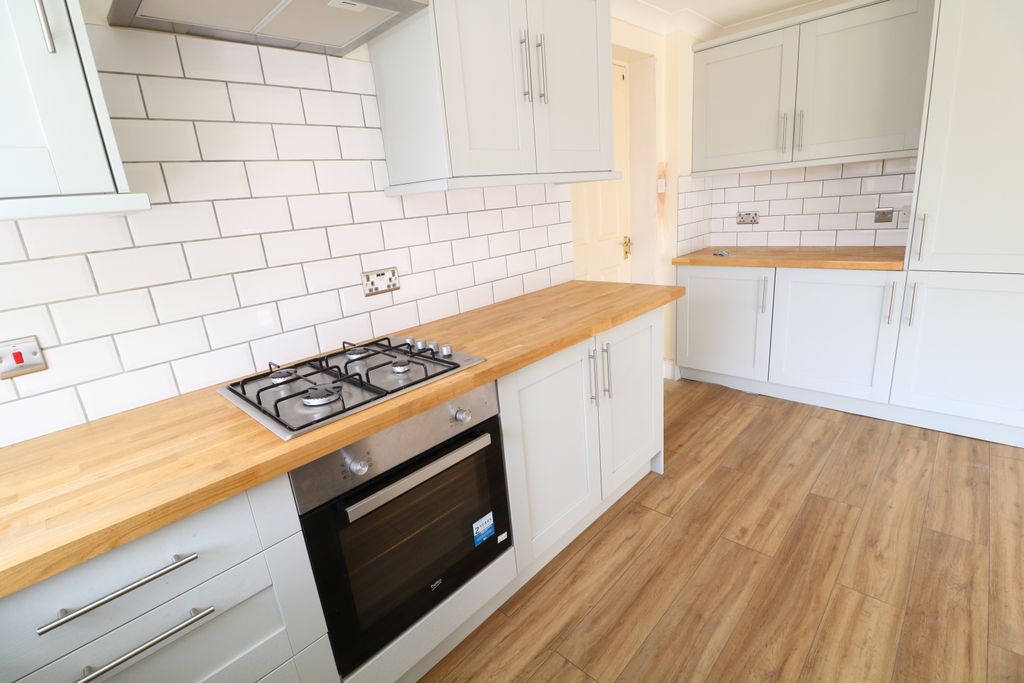 Property photo 3 of 10 Kitchen