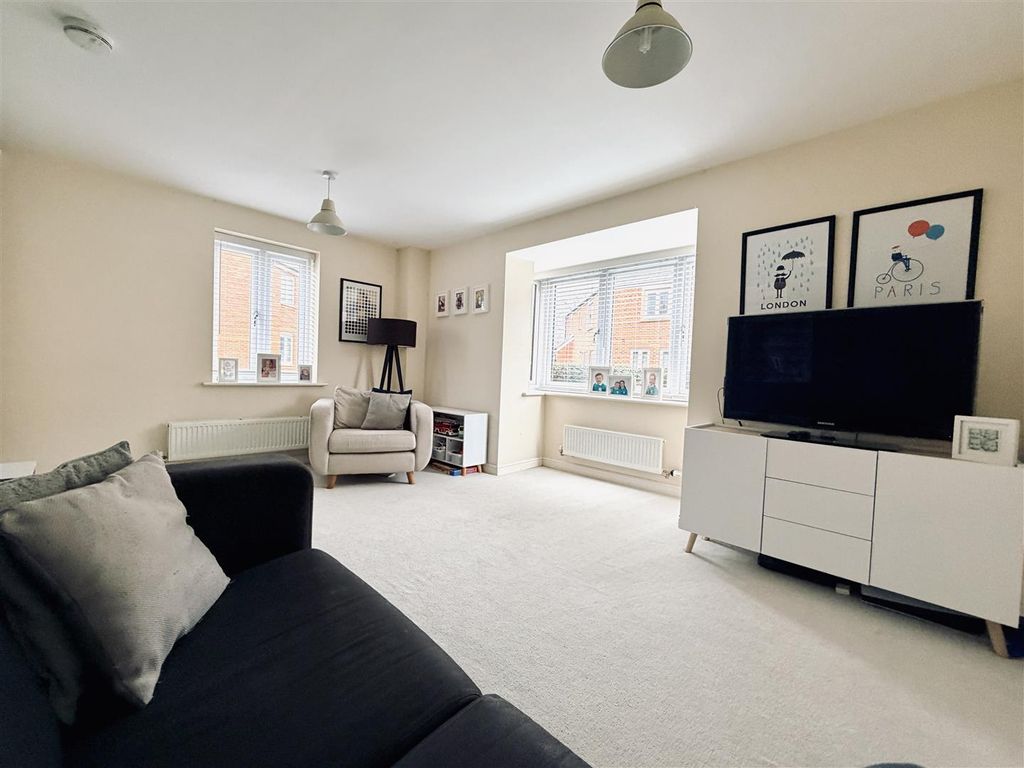 Property photo 2 of 34 Lounge