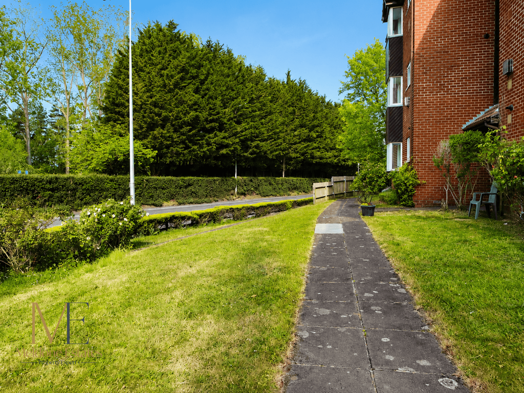 Property photo 2 of 15 Front Gardens
