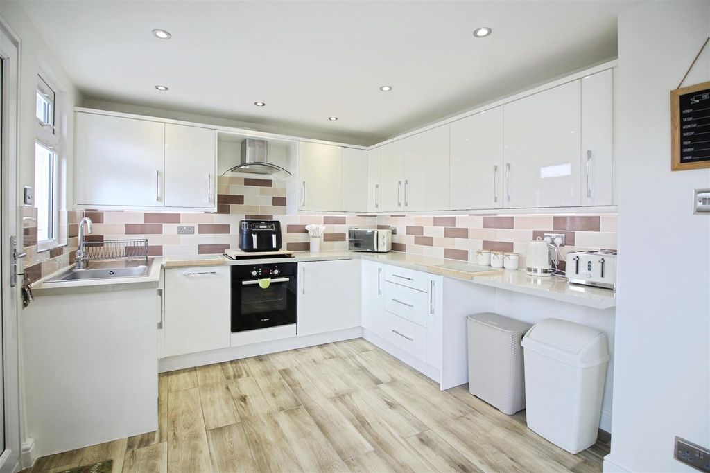 Property photo 3 of 16 Kitchen/Dining Room