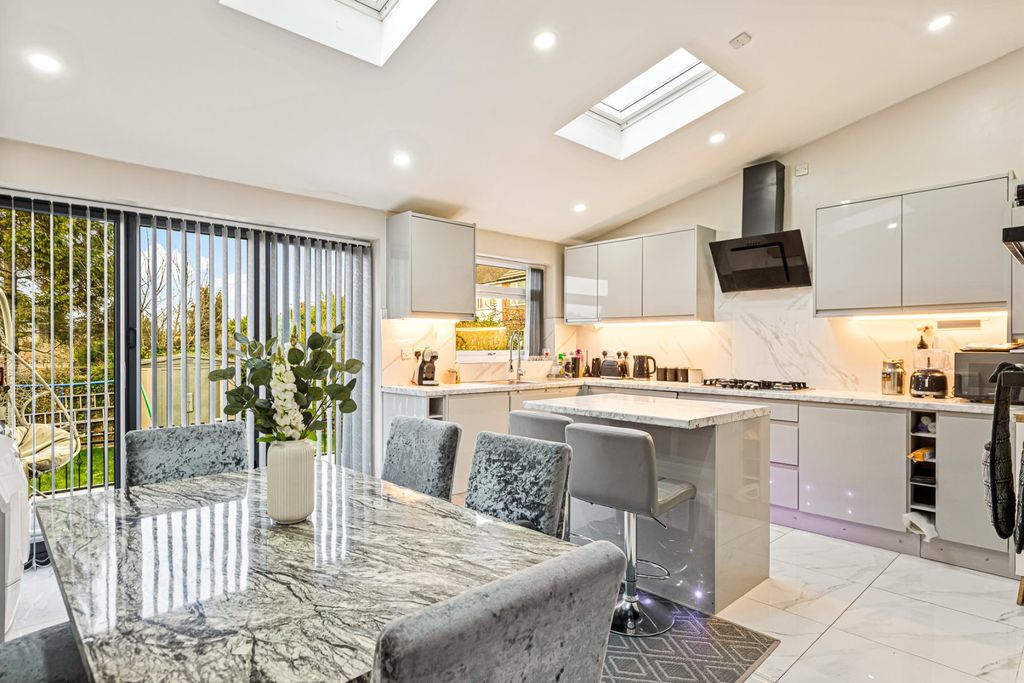 Property photo 2 of 33