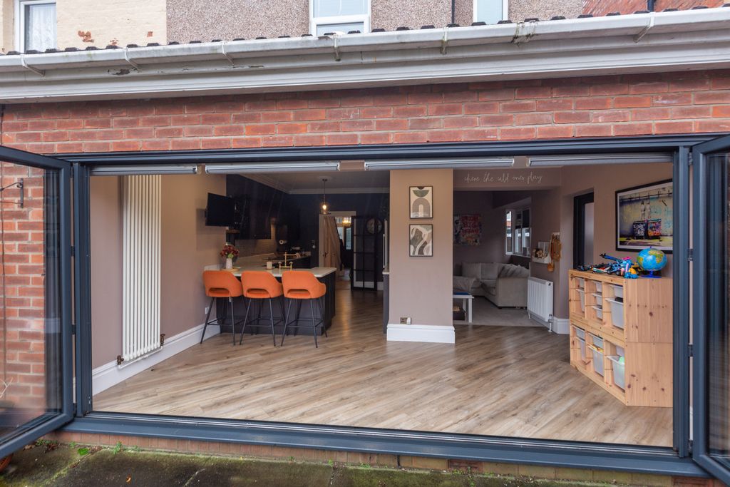 Property photo 3 of 25 26 Clive Road-25