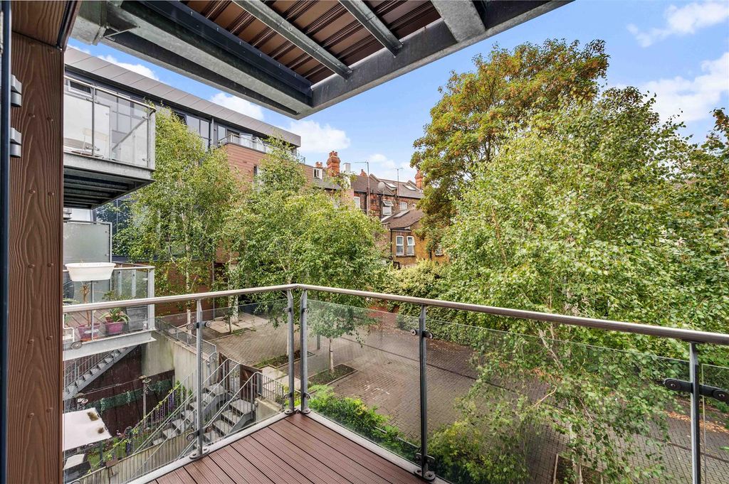 Property photo 3 of 13 Daniels_3, Metropolitan Court 40 High Road, Willes