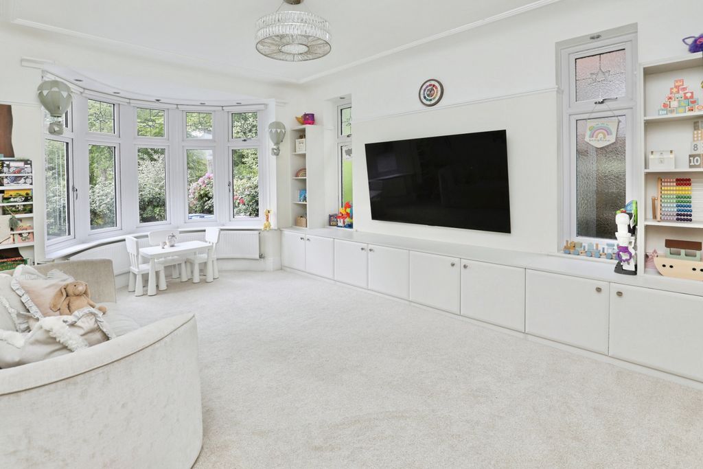 Property photo 3 of 19 Sitting Room