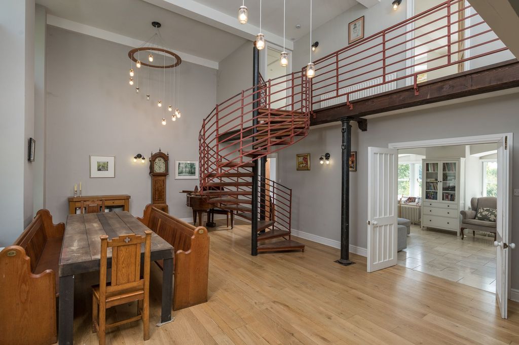 Property photo 2 of 18