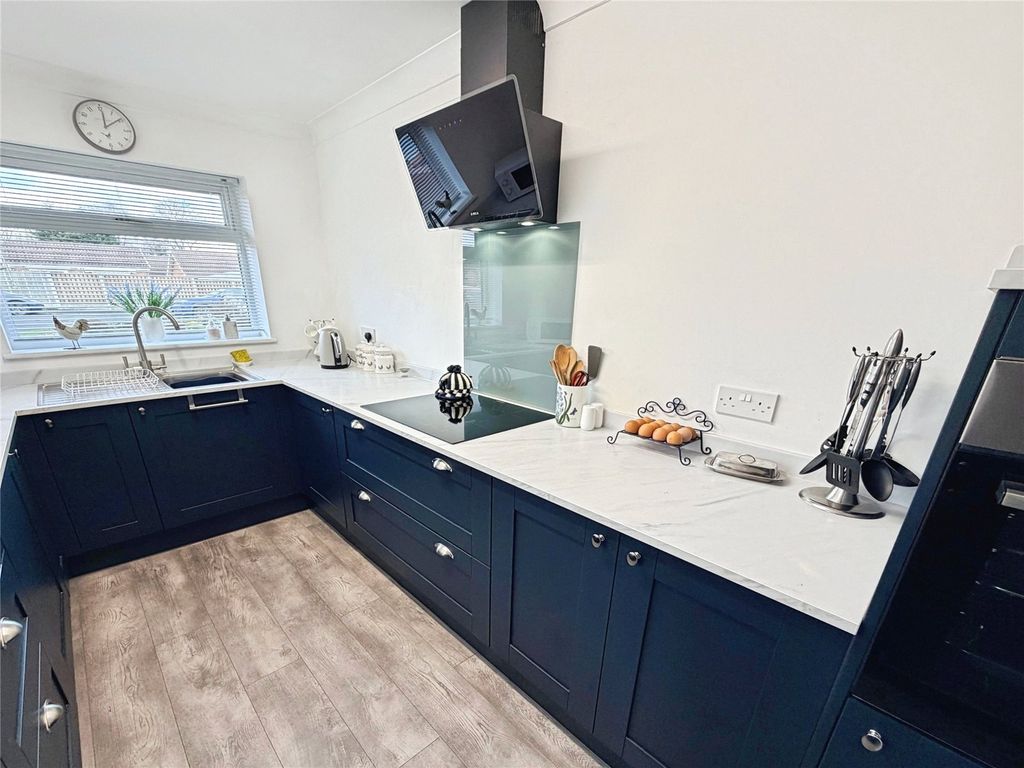 Property photo 1 of 19 Modern Kitchen