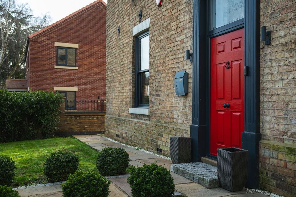 Property photo 2 of 32