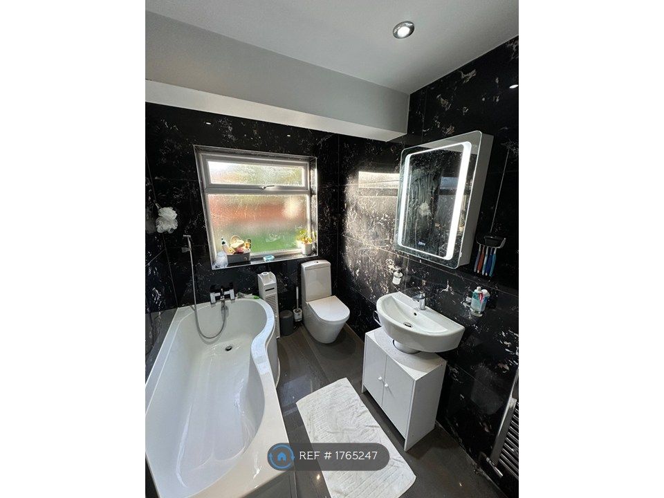 Property photo 2 of 6 Bathroom