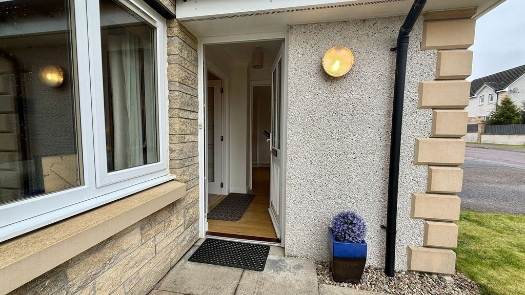 Property photo 2 of 27