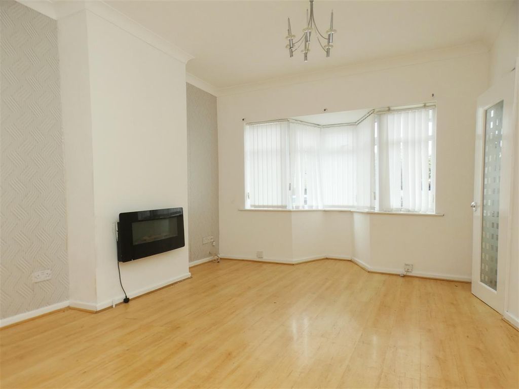 Property photo 3 of 12 Lounge