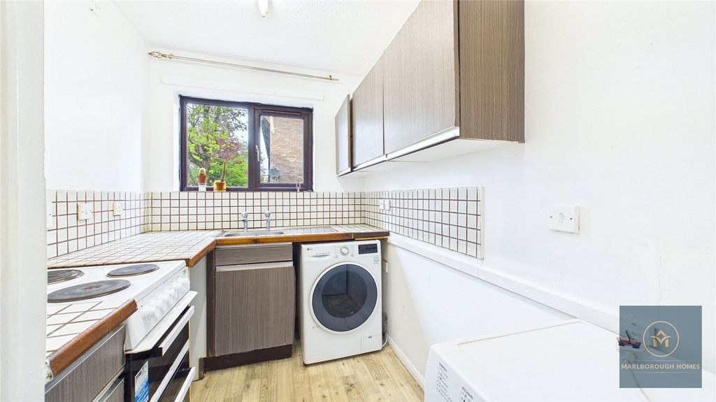 Property photo 2 of 14 Chelmsford Cm1