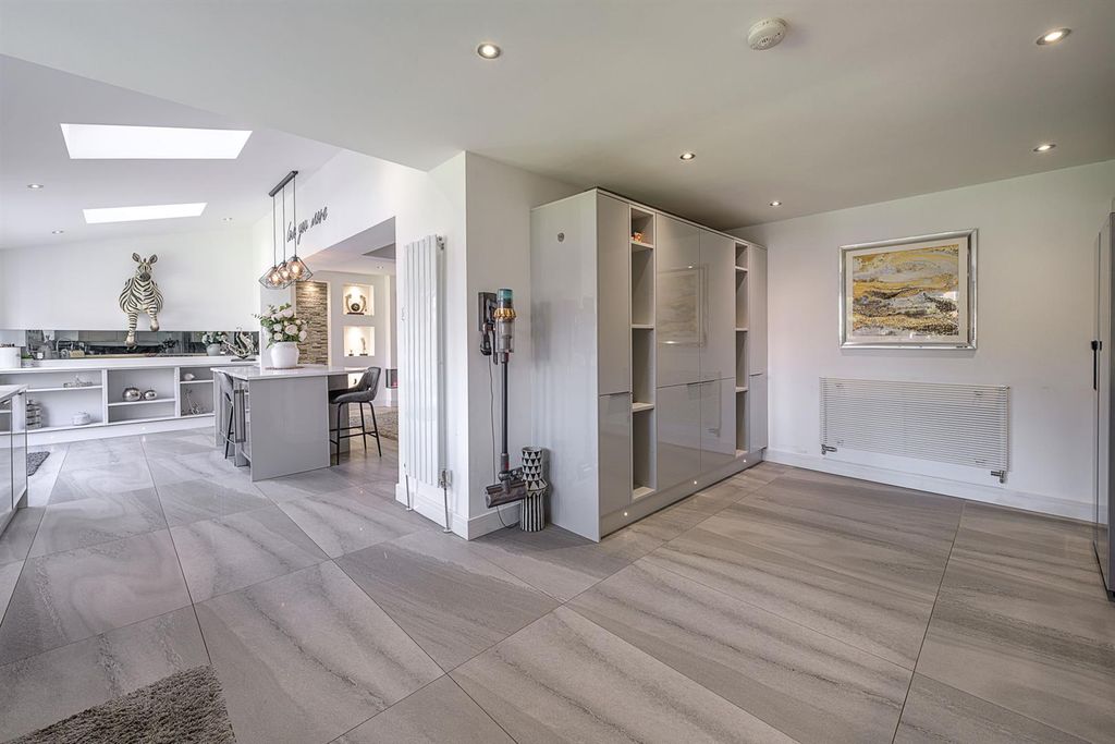 Property photo 2 of 35