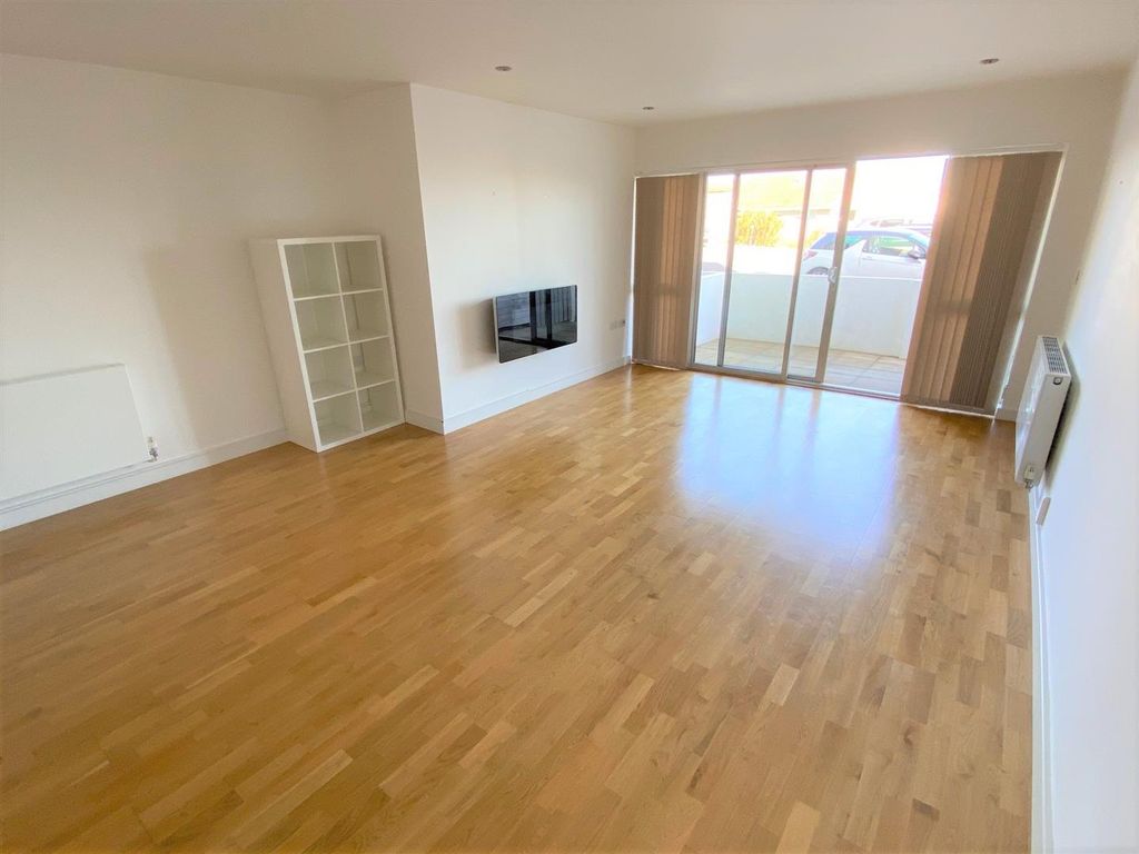 Property photo 2 of 11 3 The Point Lounge