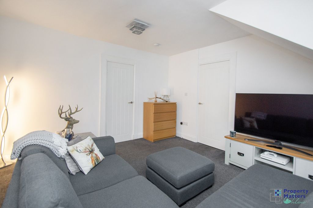 Property photo 3 of 15 Lounge