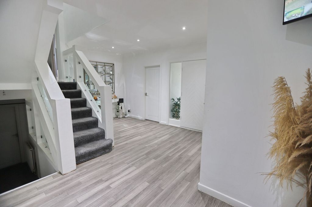 Property photo 2 of 27