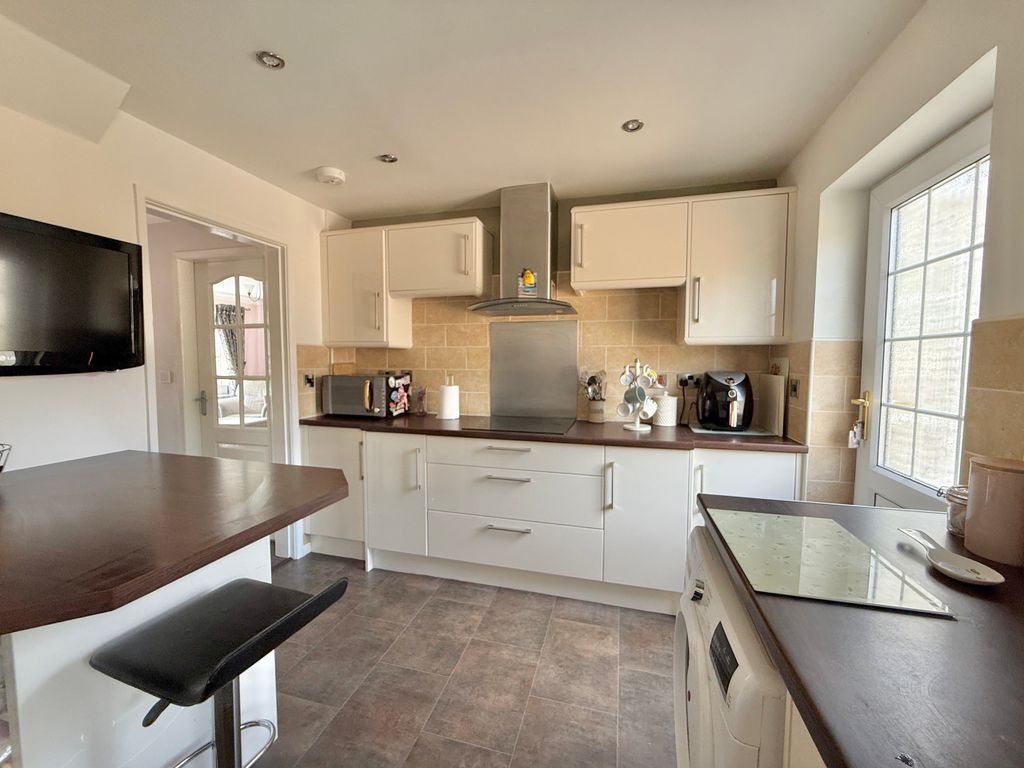 Property photo 2 of 19 Kitchen