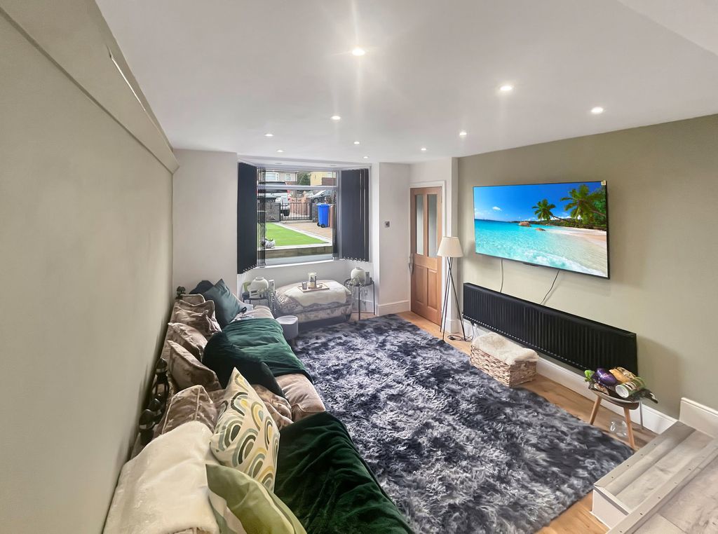 Property photo 2 of 28