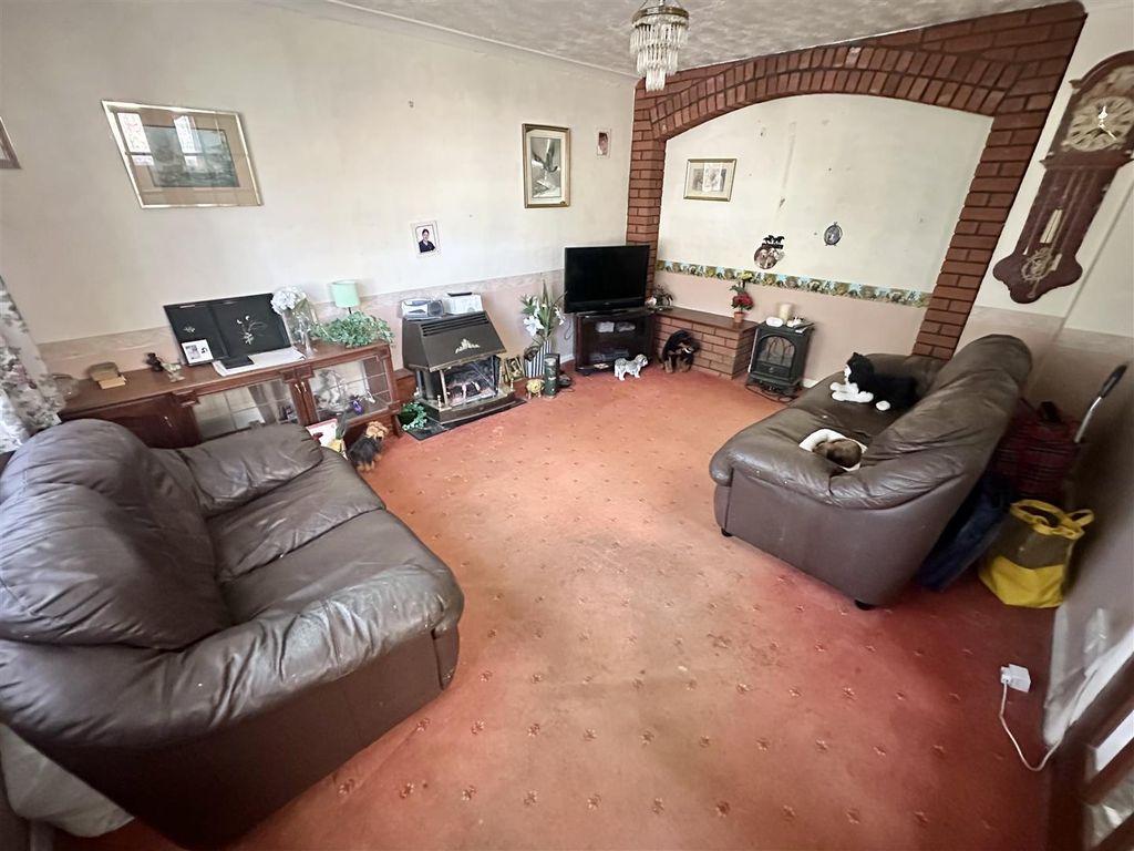 Property photo 3 of 14 Lounge