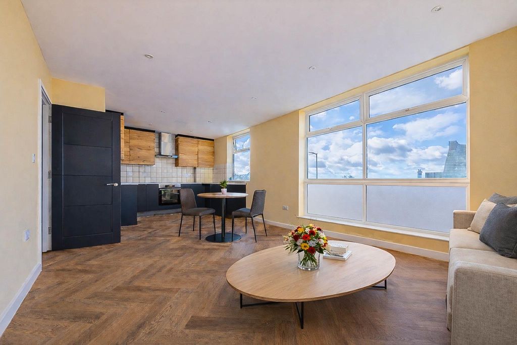 Property photo 2 of 9 Kitchen/Lounge