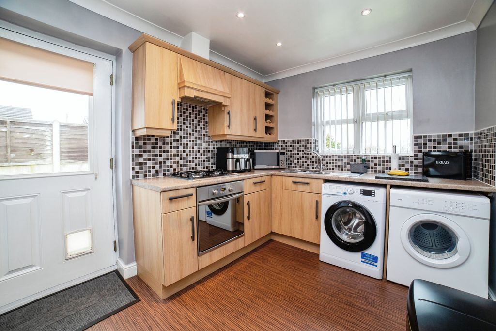 Property photo 3 of 12 Kitchen