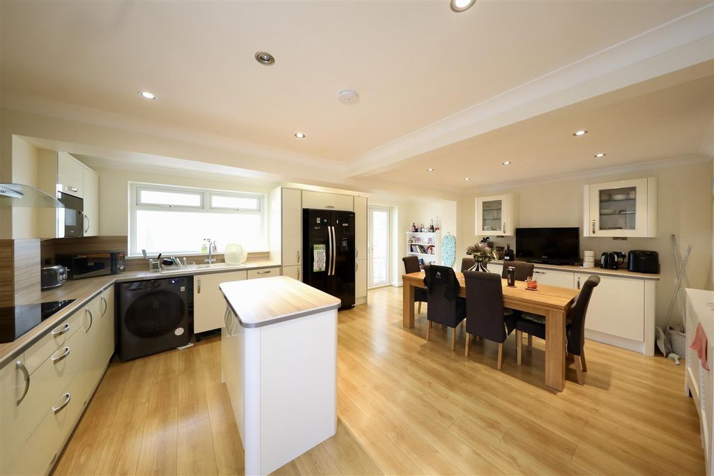 Property photo 3 of 16 Kitchen Diner