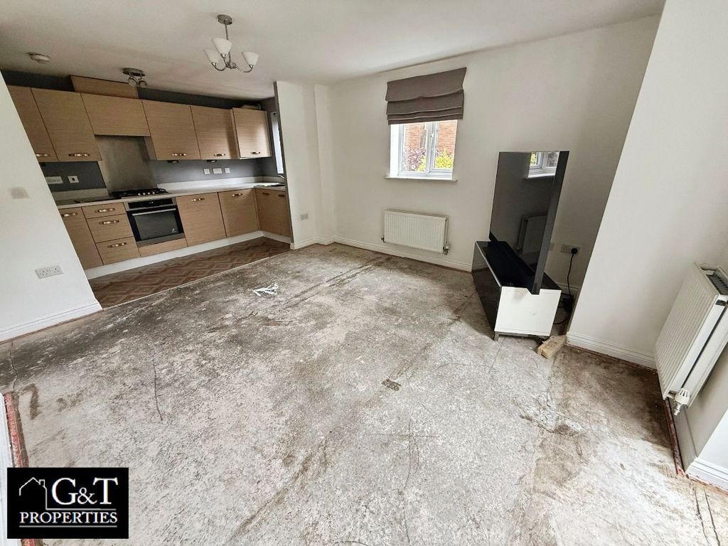 Property photo 3 of 12 Lounge / Kitchen
