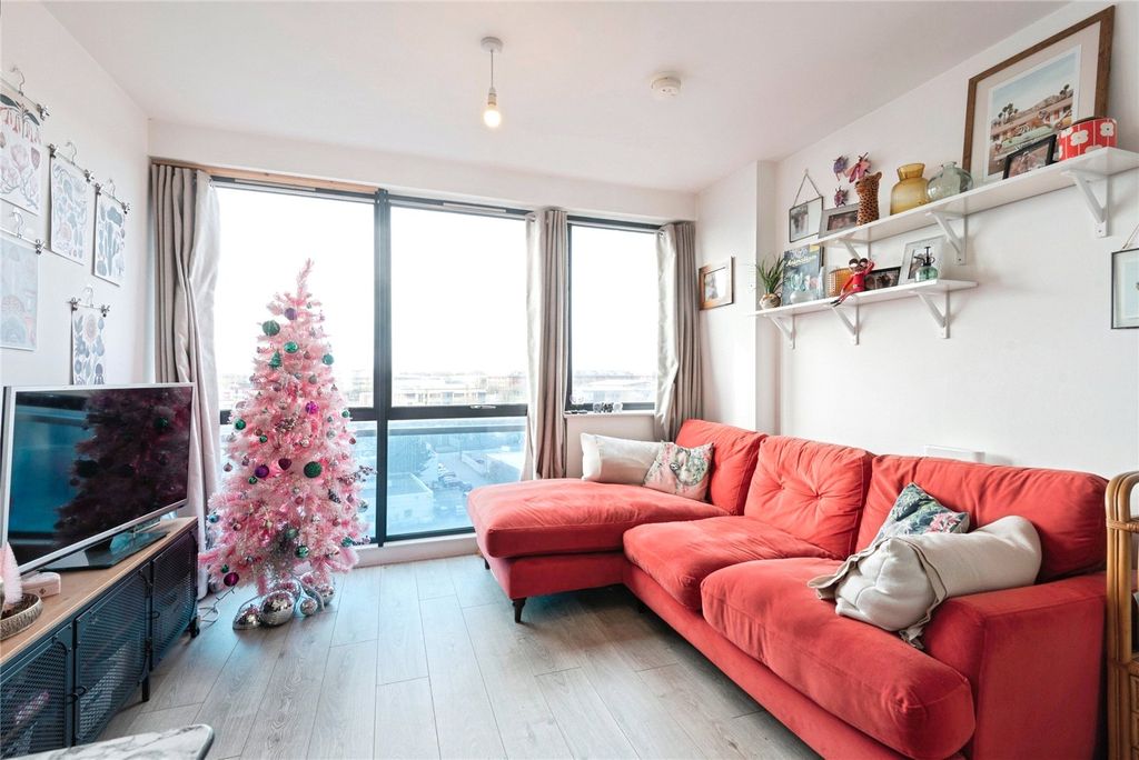 Property photo 3 of 19 Lounge