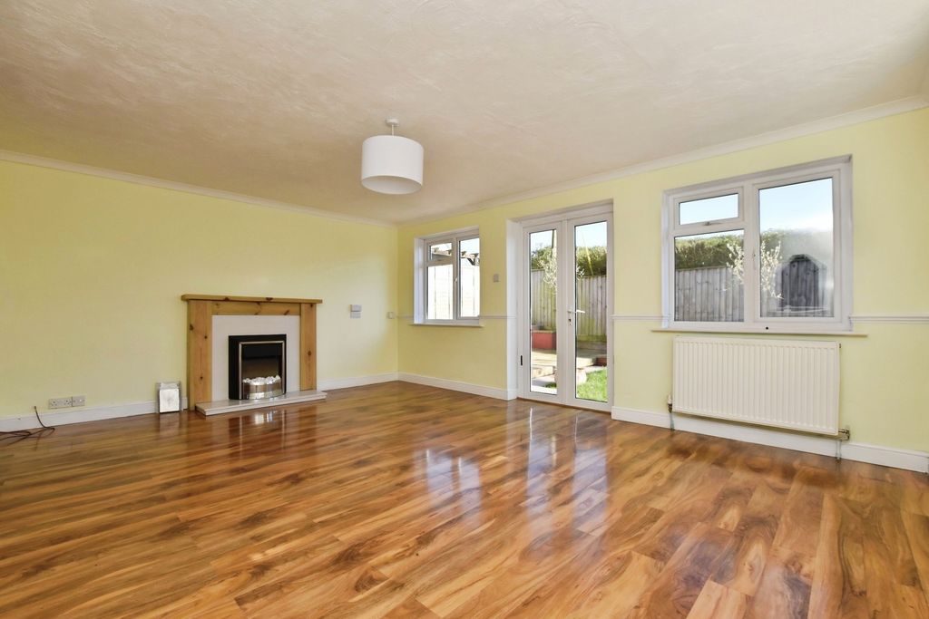 Property photo 3 of 19 Living Room